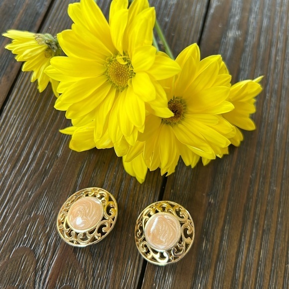 Peach swirl gold scroll large round clip on earrings - Picture 1 of 6